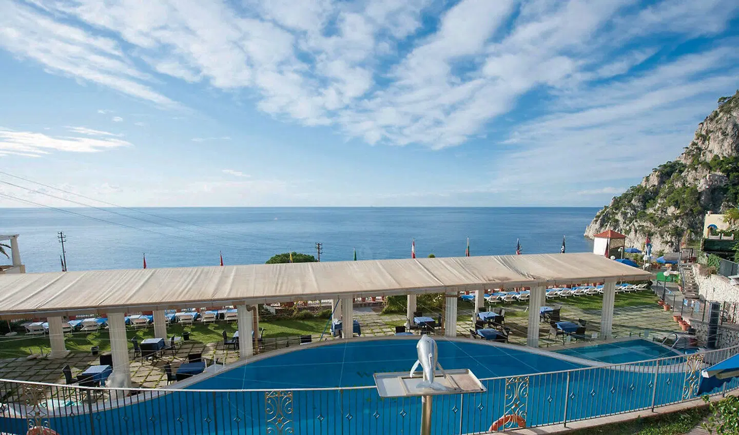 Weber Ambassador OUTDOOR_POOL