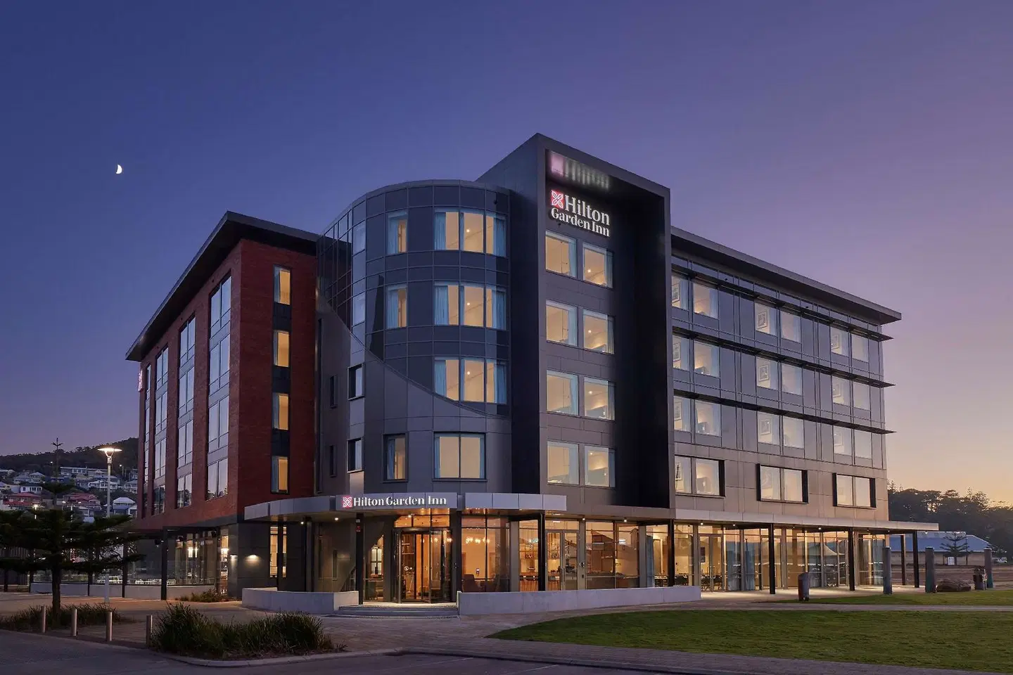 Hilton Garden Inn Albany EXTERIOR