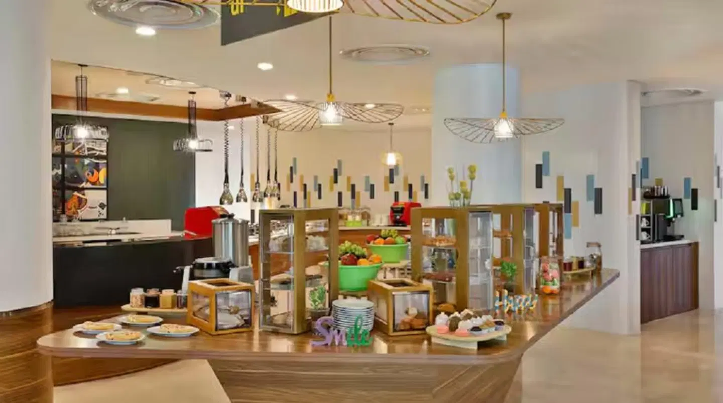 Hampton By Hilton Sharma Bar