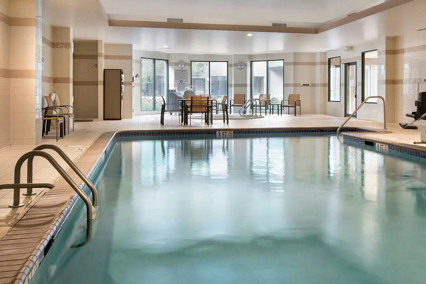 Courtyard by Marriott Jersey City Newport Hallenbad