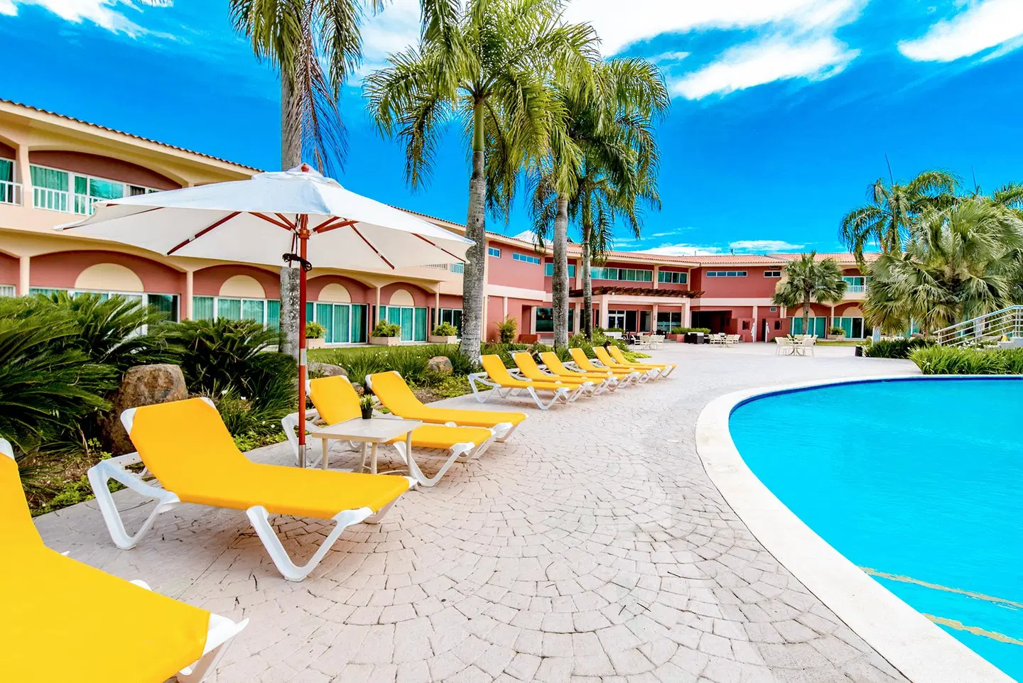 Hodelpa Garden Suites Golf & Convention Center OUTDOOR_POOL