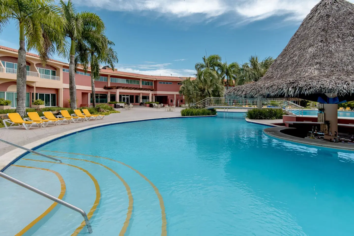 Hodelpa Garden Suites Golf & Convention Center OUTDOOR_POOL
