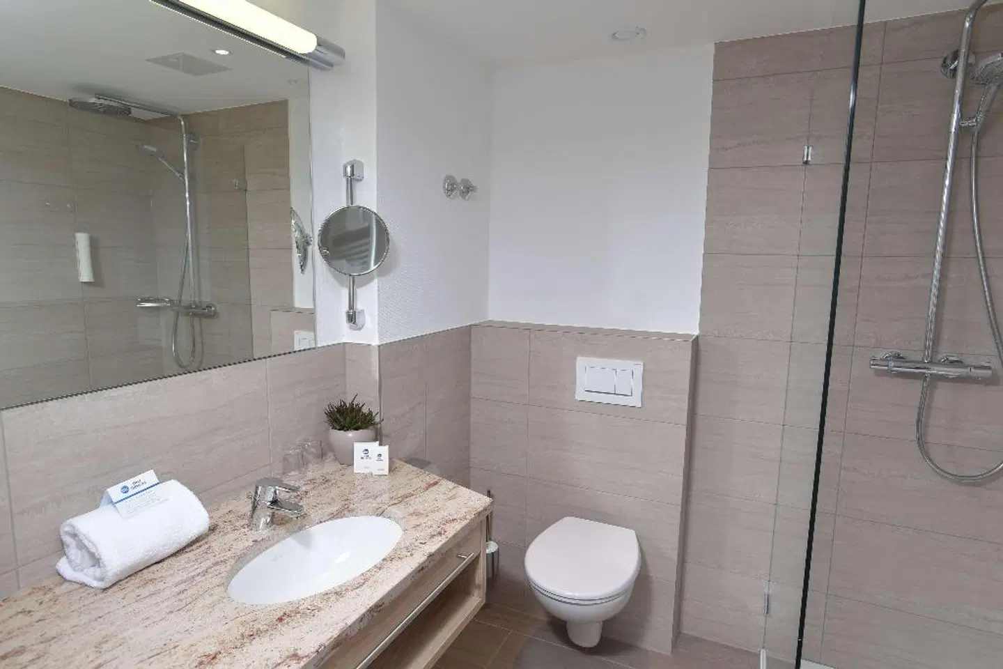 Best Western Queens Pforzheim-Niefern Badezimmer