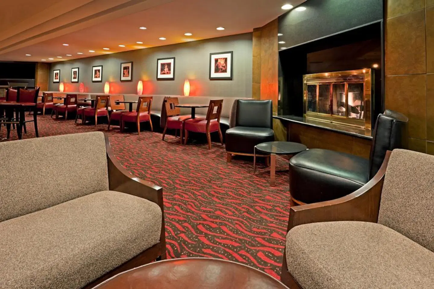 DoubleTree by Hilton New York LaGuardia Airport Bar