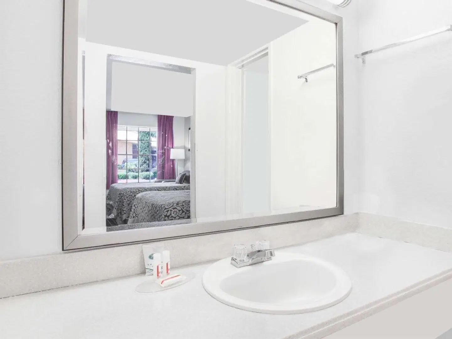 Days Inn Market Center Dallas Badezimmer