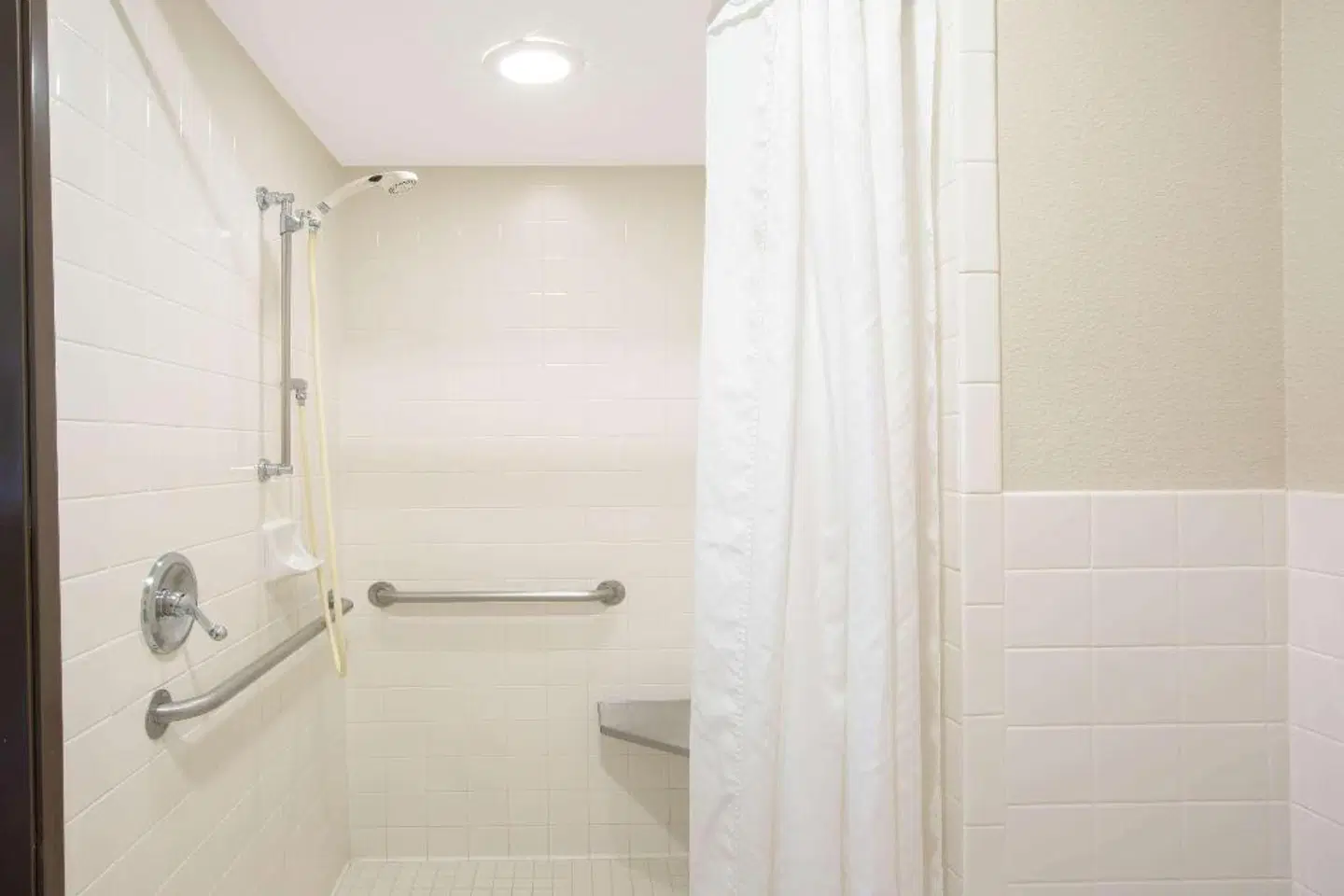 Super 8 - Springfield Badezimmer