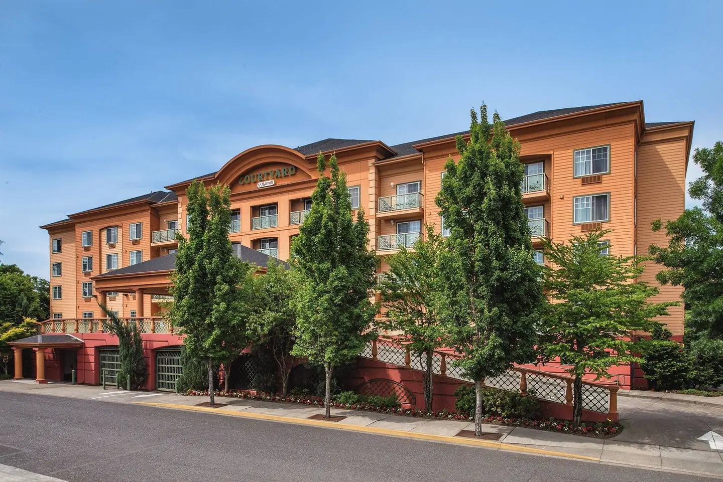 Courtyard by Marriott Portland North EXTERIOR