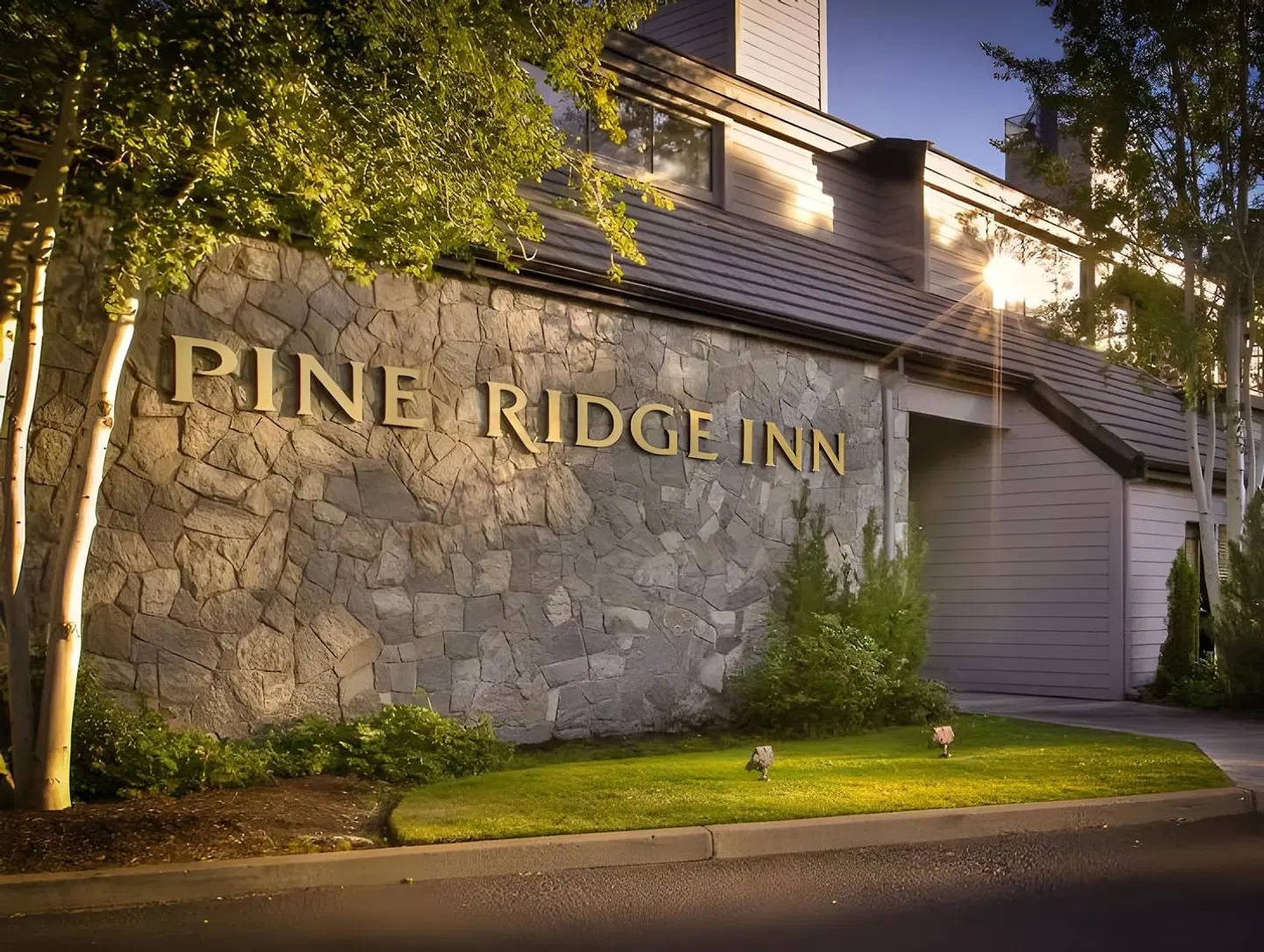 Pine Ridge Inn EXTERIOR