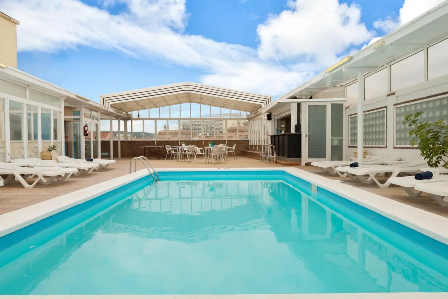 Mercedes OUTDOOR_POOL