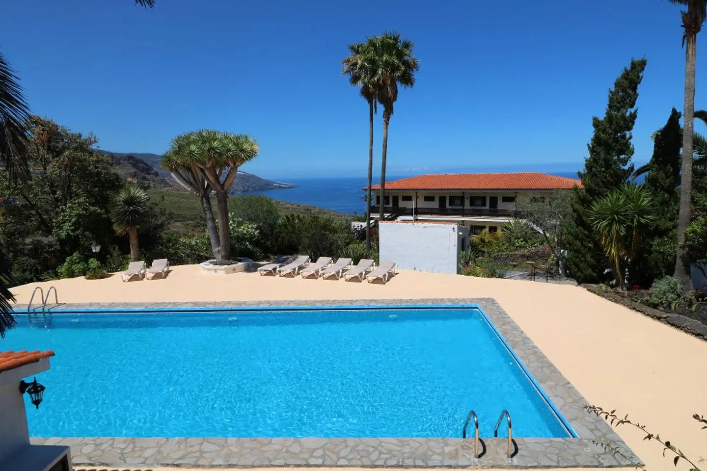 Apartamentos Miranda OUTDOOR_POOL