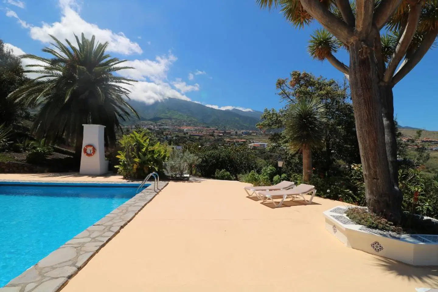 Apartamentos Miranda OUTDOOR_POOL