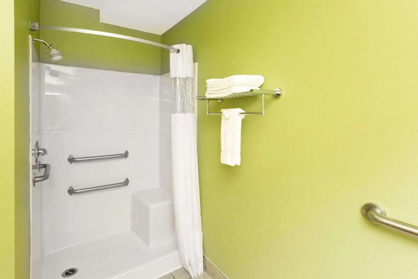 Days Inn by Wyndham Newport OR Badezimmer