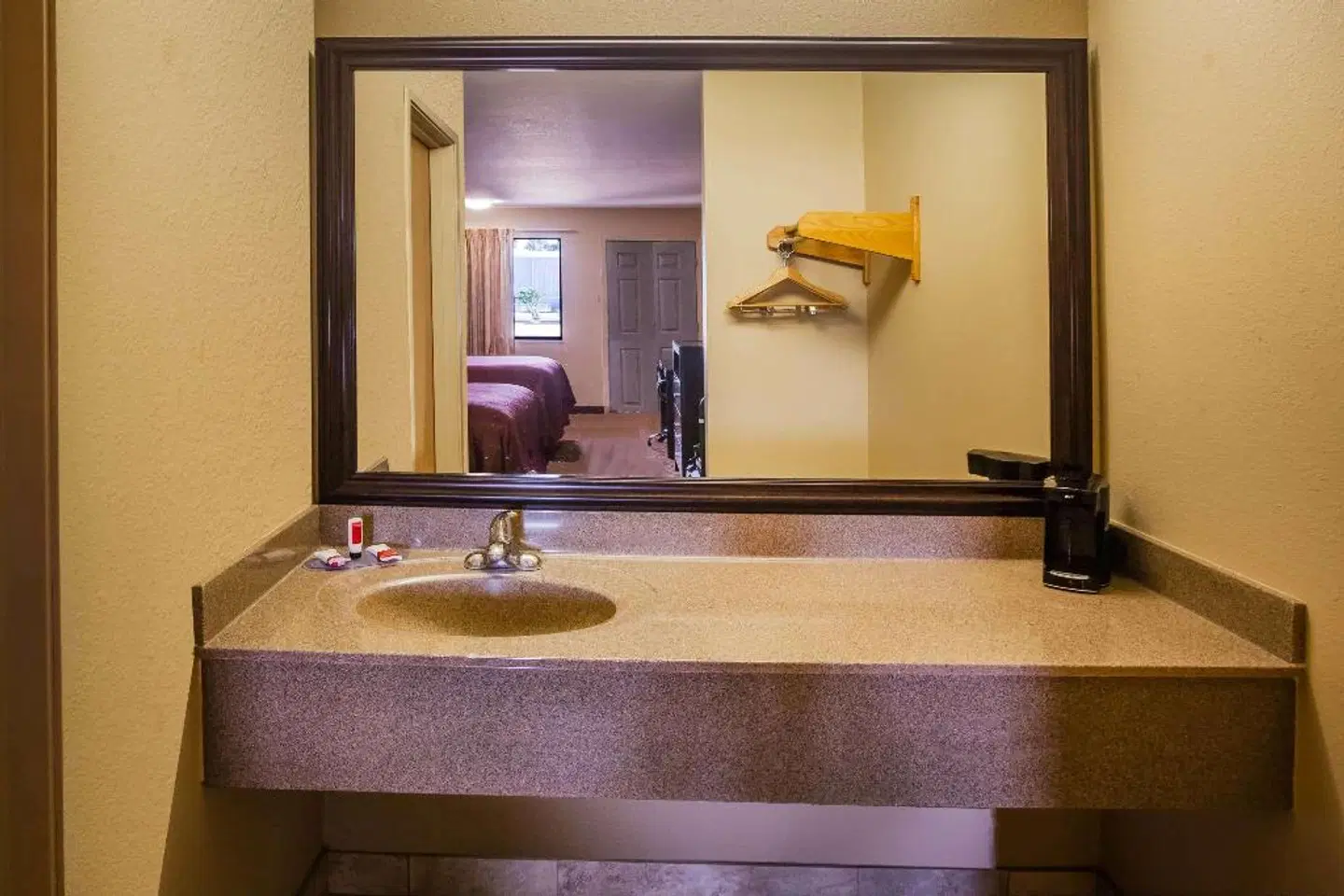 Days Inn by Wyndham Sulphur LA Badezimmer