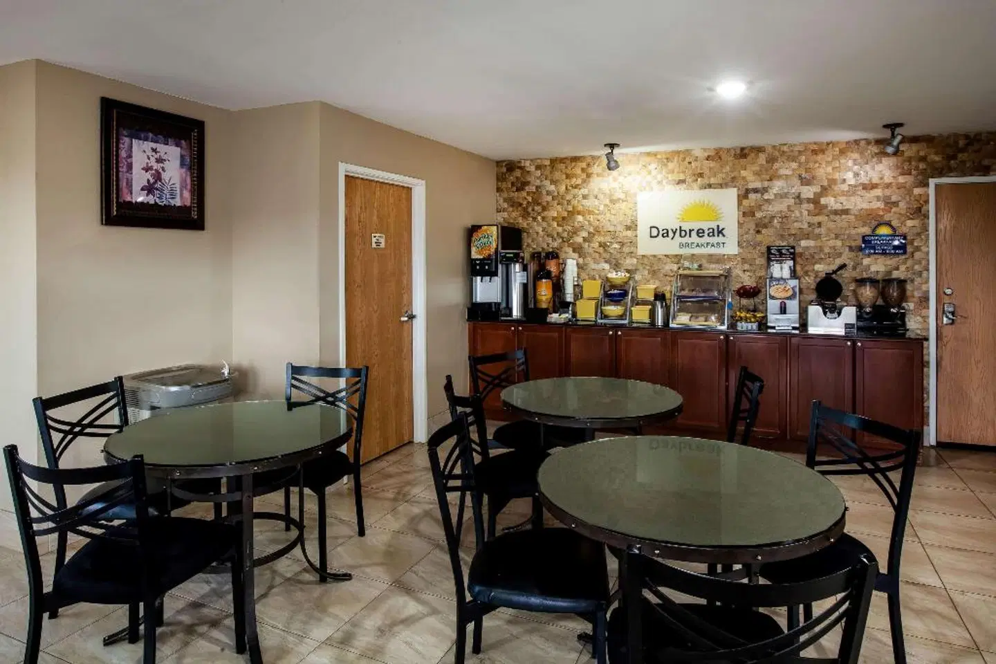 Days Inn by Wyndham Sulphur LA Bar