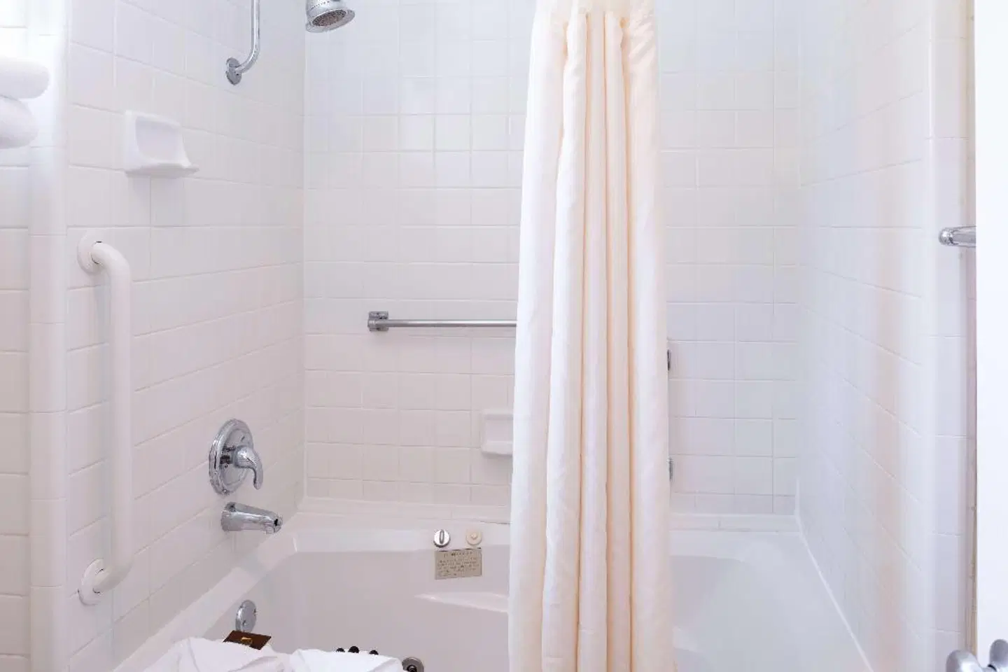 Best Western PLUS Black Oak Badezimmer