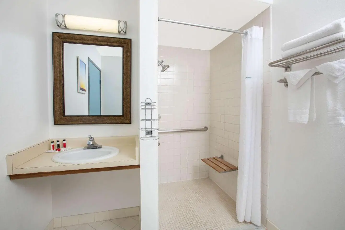 Days Inn by Wyndham Woodland Badezimmer