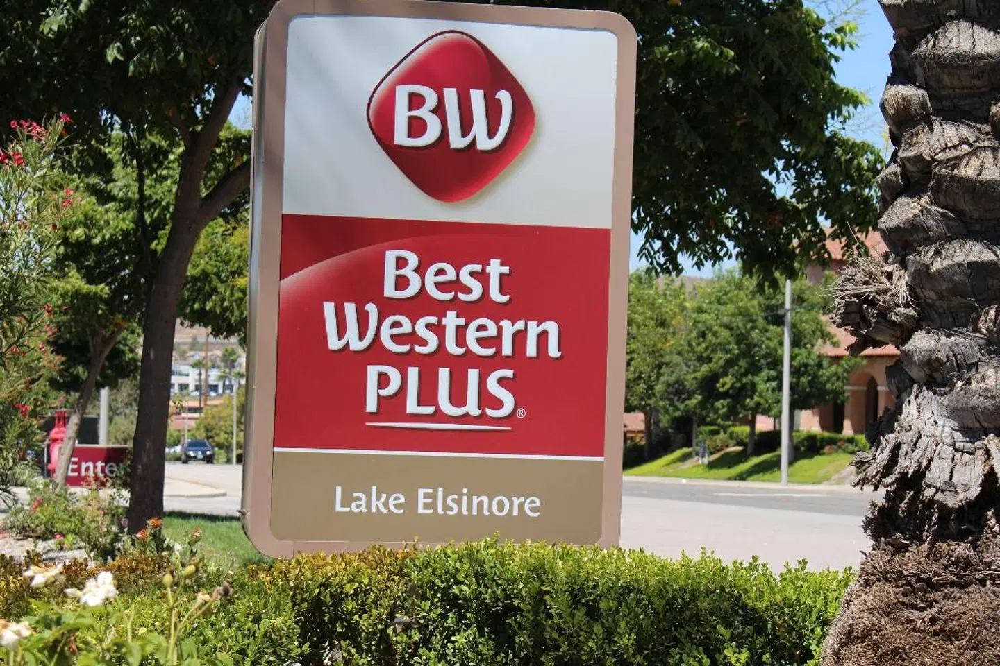 Best Western PLUS Lake Elsinore Inn & Suites EXTERIOR