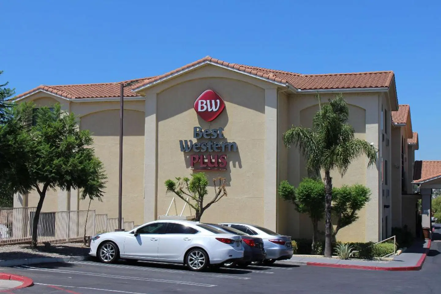 Best Western PLUS Lake Elsinore Inn & Suites EXTERIOR