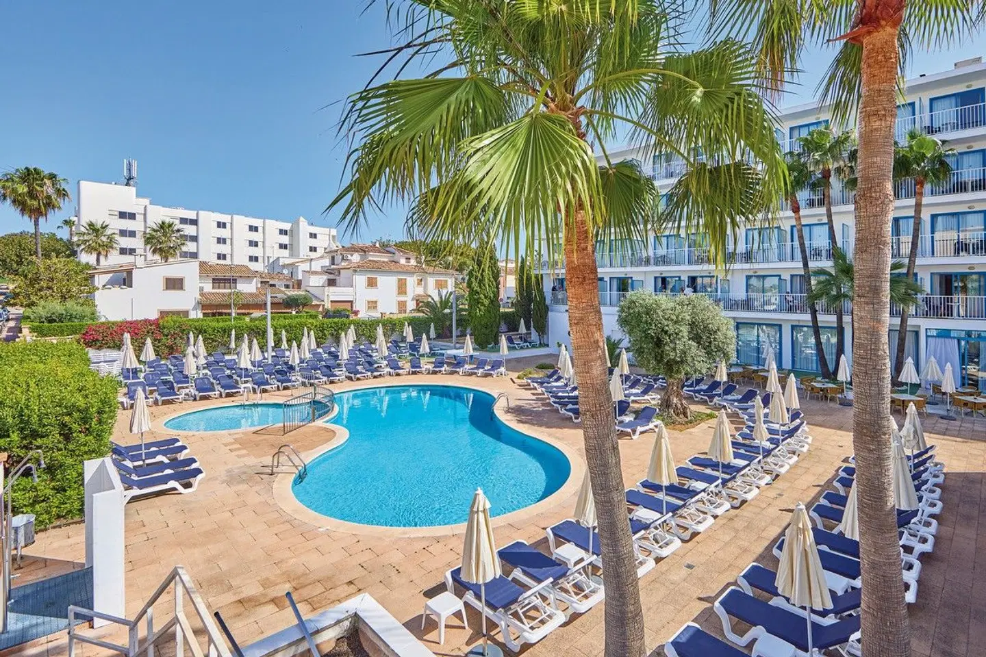 Ilusion Vista Blava OUTDOOR_POOL