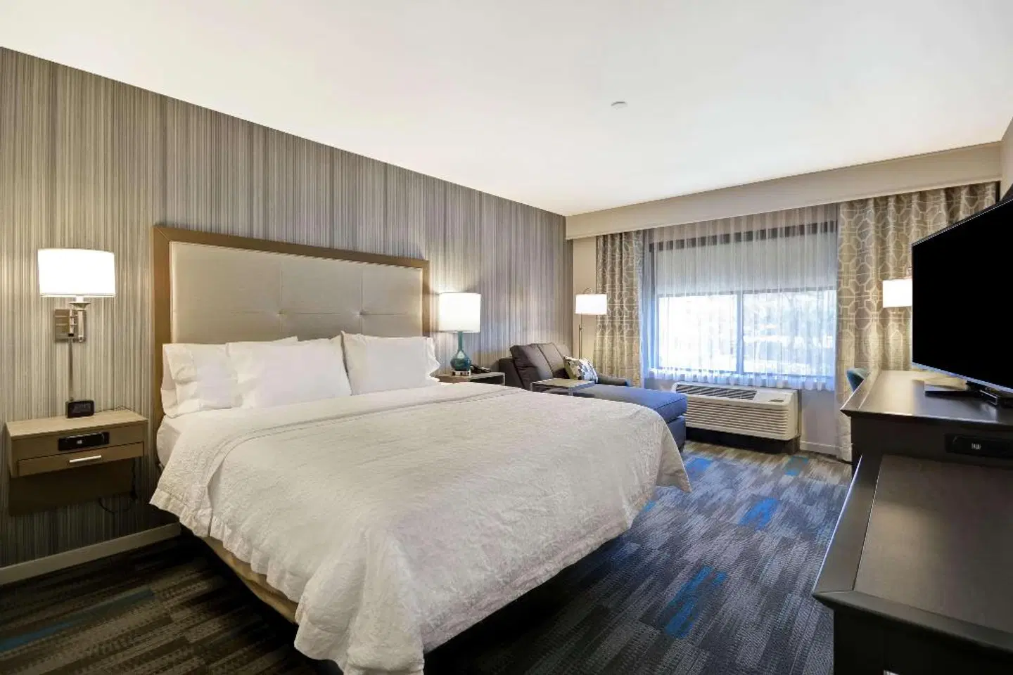 Hampton Inn & Suites Los Angeles Burbank Airport ROOM_EXAMPLE