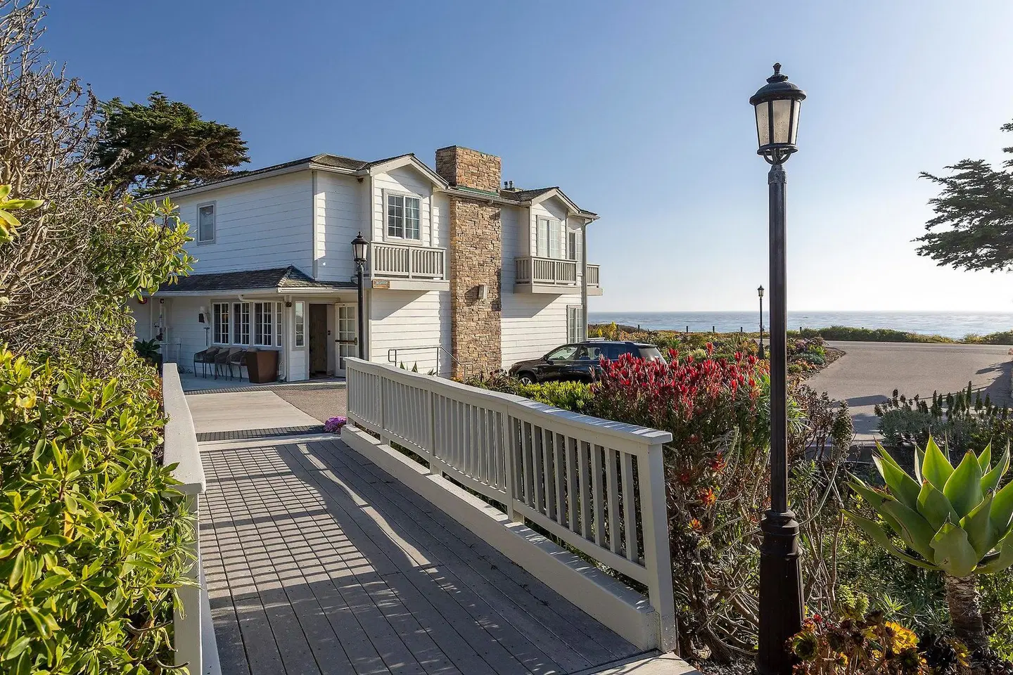 Pelican Inn & Suites EXTERIOR