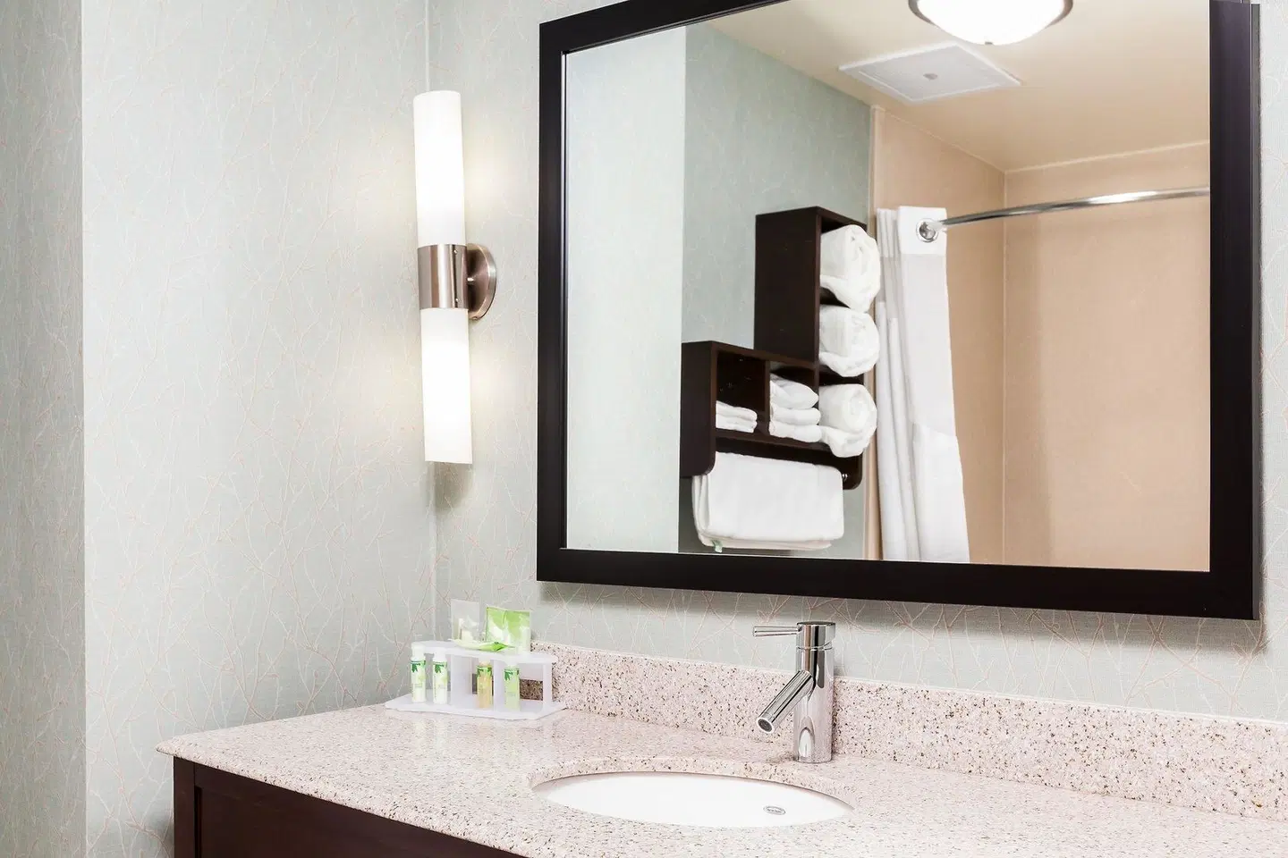 Holiday Inn Express & Suites Eureka Badezimmer