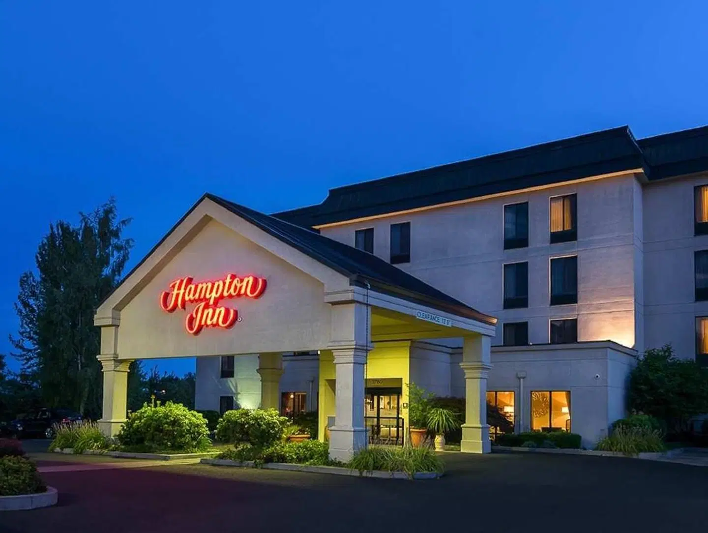 Hampton Inn Eugene EXTERIOR