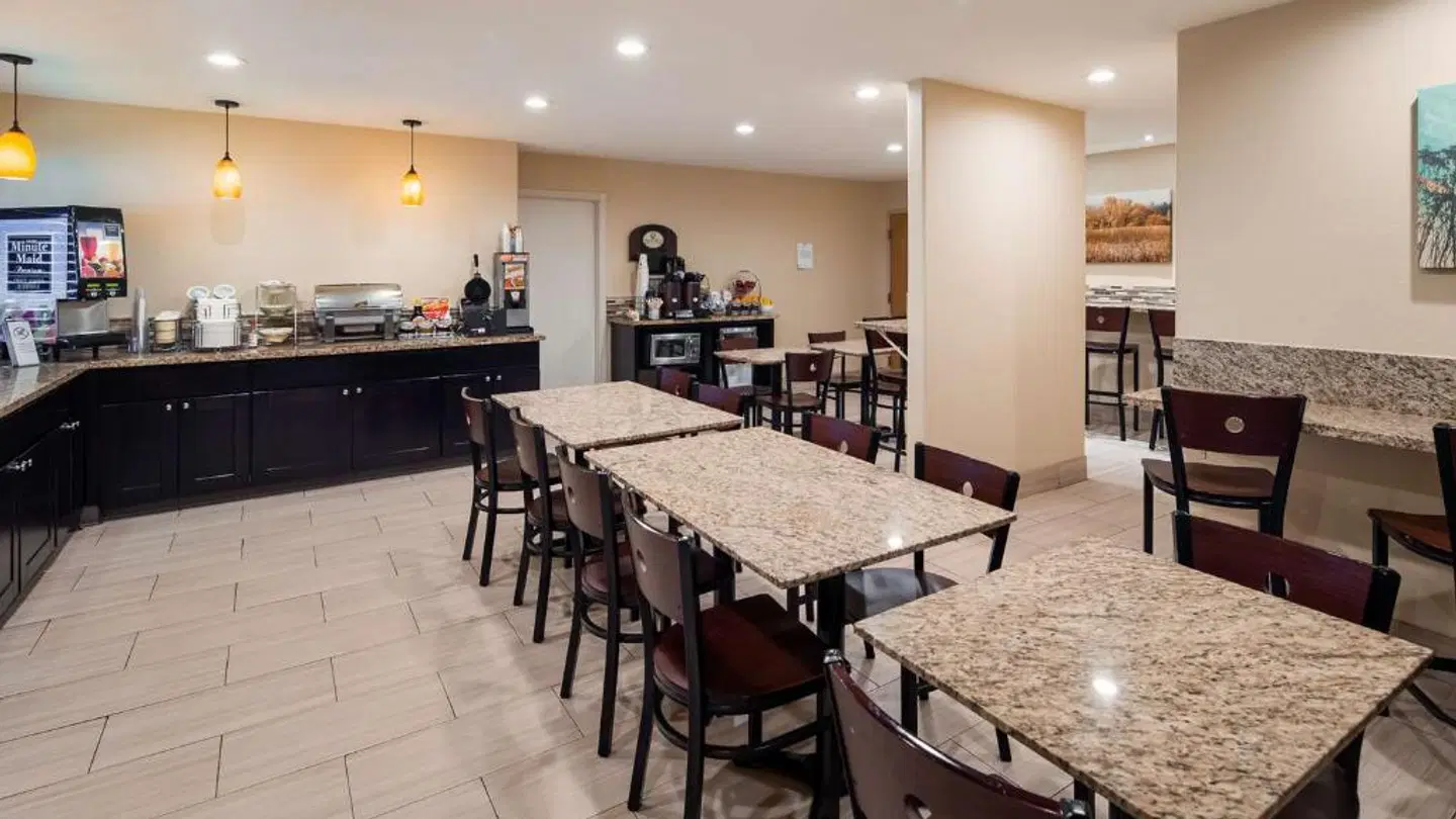 Best Western PLUS Inn of Hayward Bar