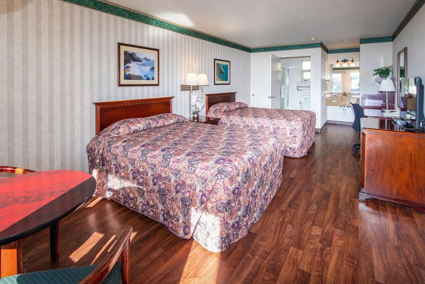 Emerald Dolphin Inn & Mini Golf ROOM_EXAMPLE