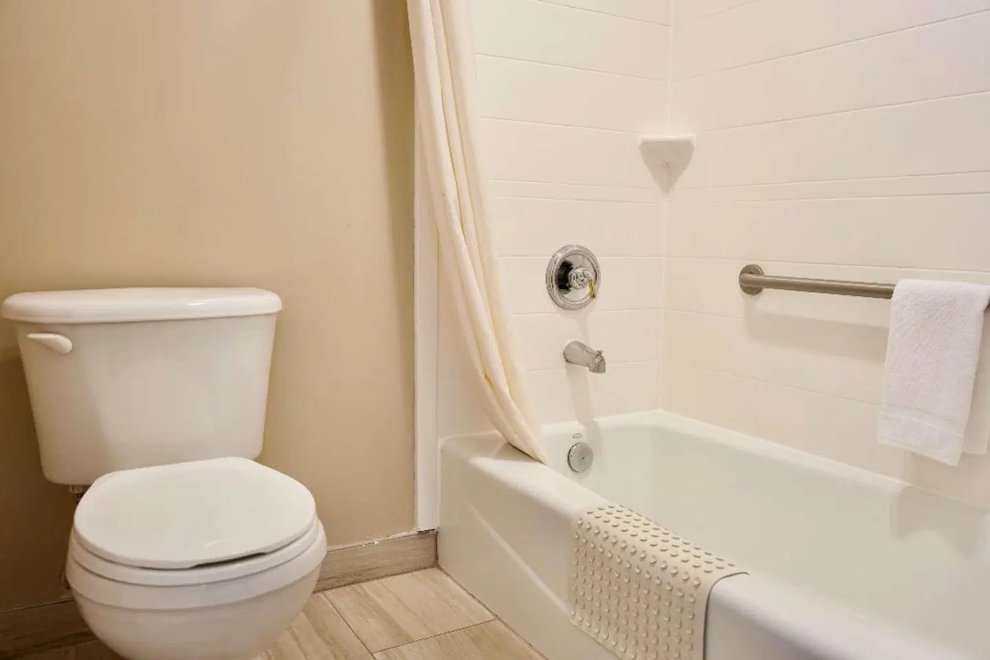 Best Western China Lake Inn Badezimmer