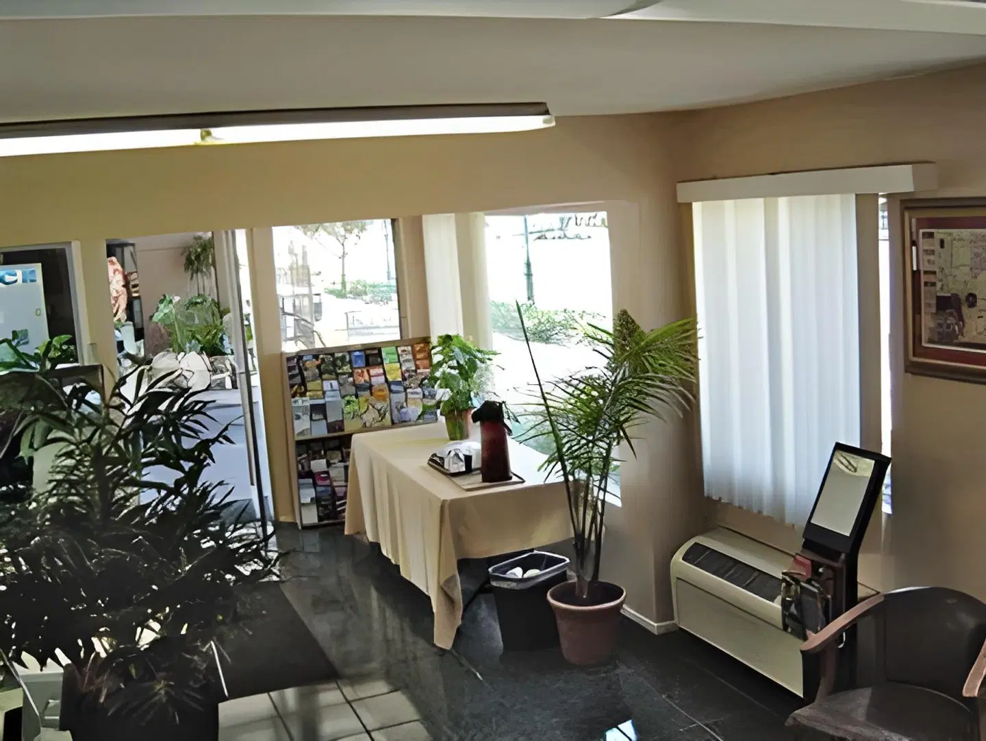 Eden Roc Inn & Suites LOUNGE_LOBBY