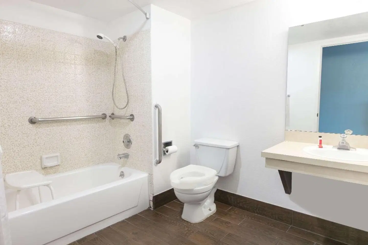 Super 8 by Wyndham Bishop Badezimmer