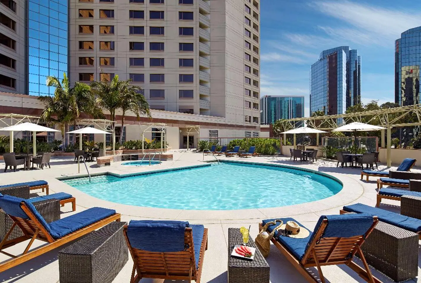 Hilton Long Beach & Executive Meeting Center OUTDOOR_POOL