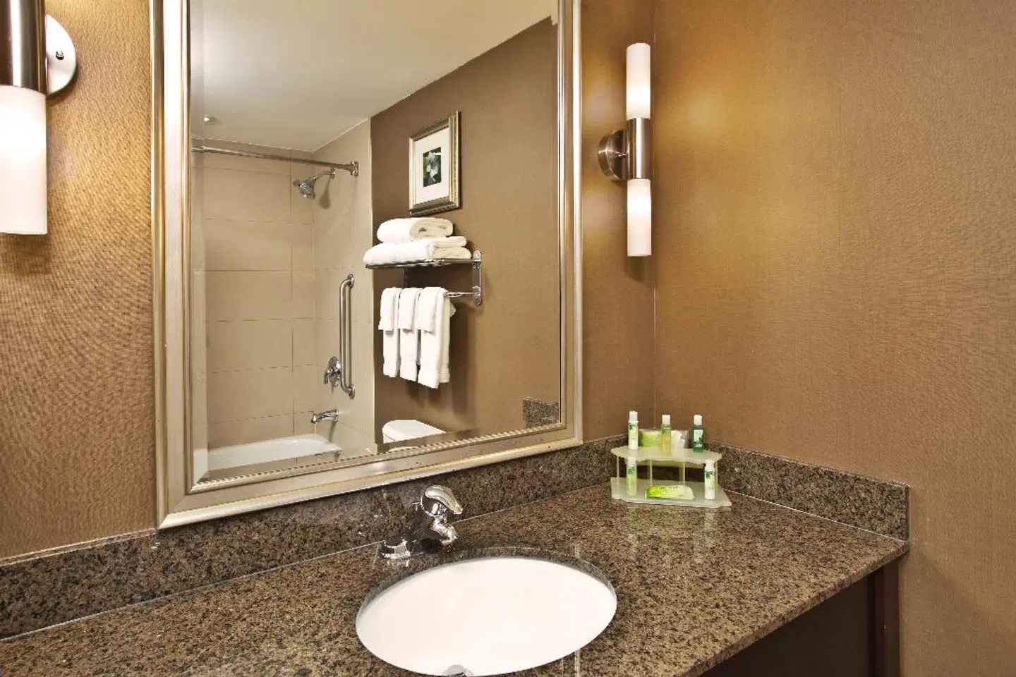 Holiday Inn Express & Suites Kingston Badezimmer