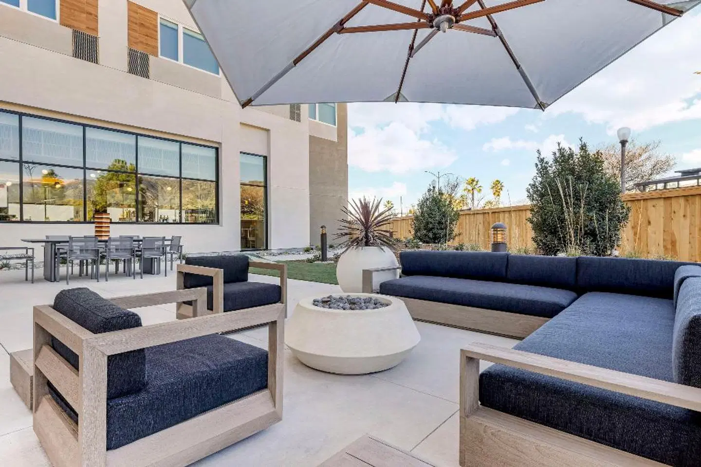 Cambria Hotel Burbank Airport Terrasse