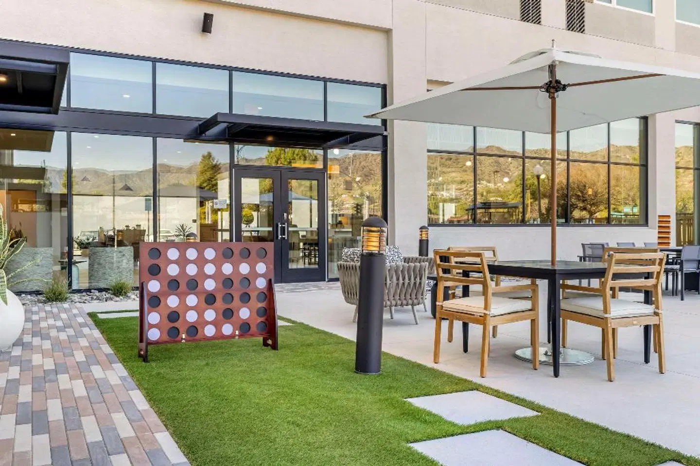 Cambria Hotel Burbank Airport Terrasse