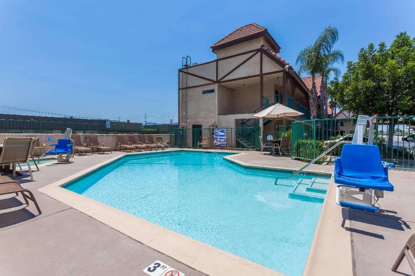 Howard Johnson by Wyndham Norco OUTDOOR_POOL