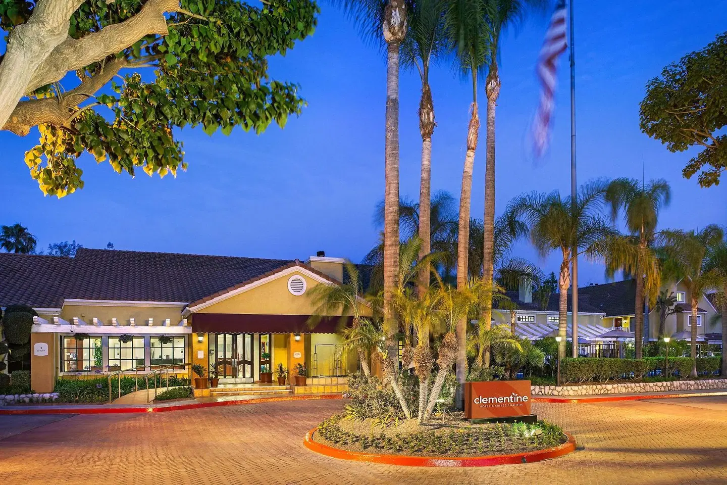 Clementine Hotel & Suites Anaheim EXTERIOR