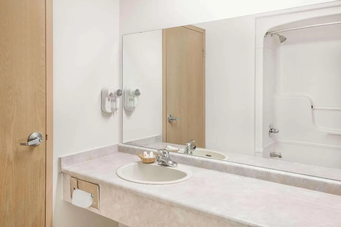 Super 8 by Wyndham Ambassador Bridge Windsor ON Badezimmer