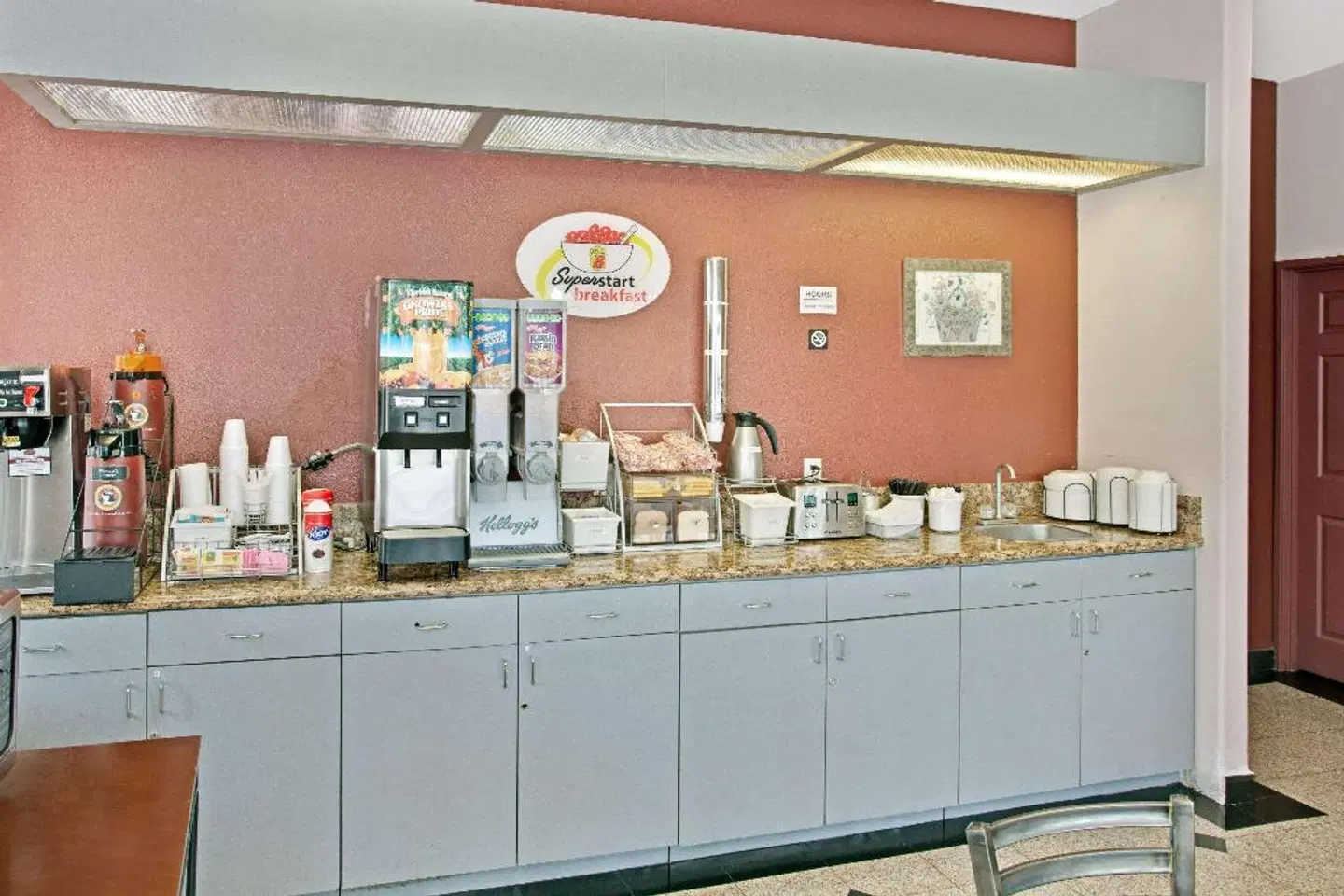 Super 8 by Wyndham Hollywood/LA Area Bar