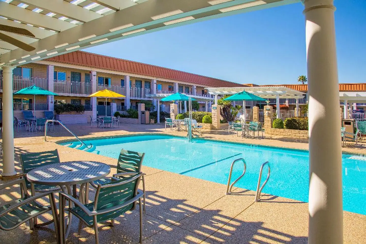 Best Western PLUS Hilltop Inn OUTDOOR_POOL