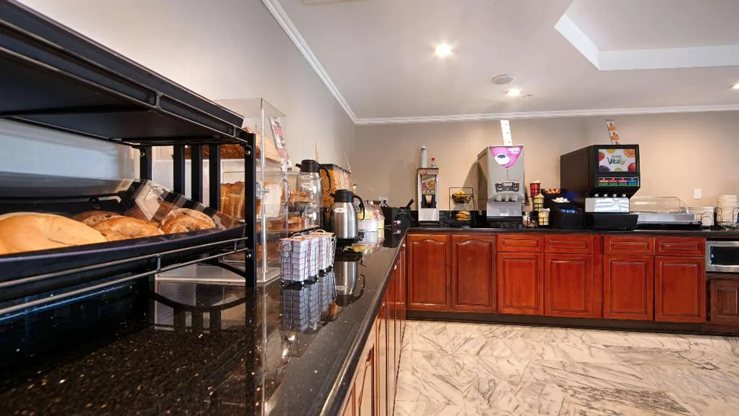 Best Western Pasadena Royale Inn & Suites Bar