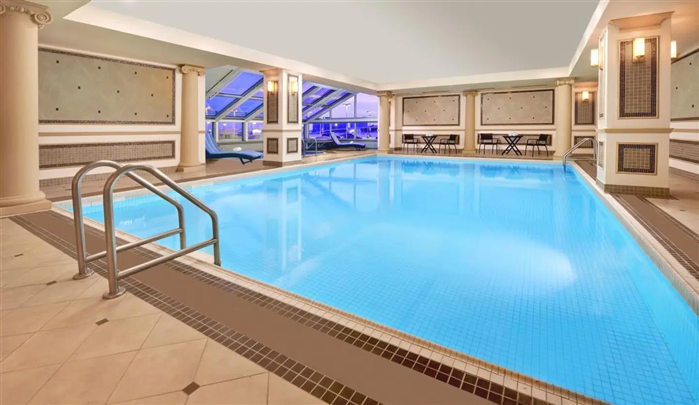 Sheraton Gateway Hotel in Toronto International Airport Hallenbad