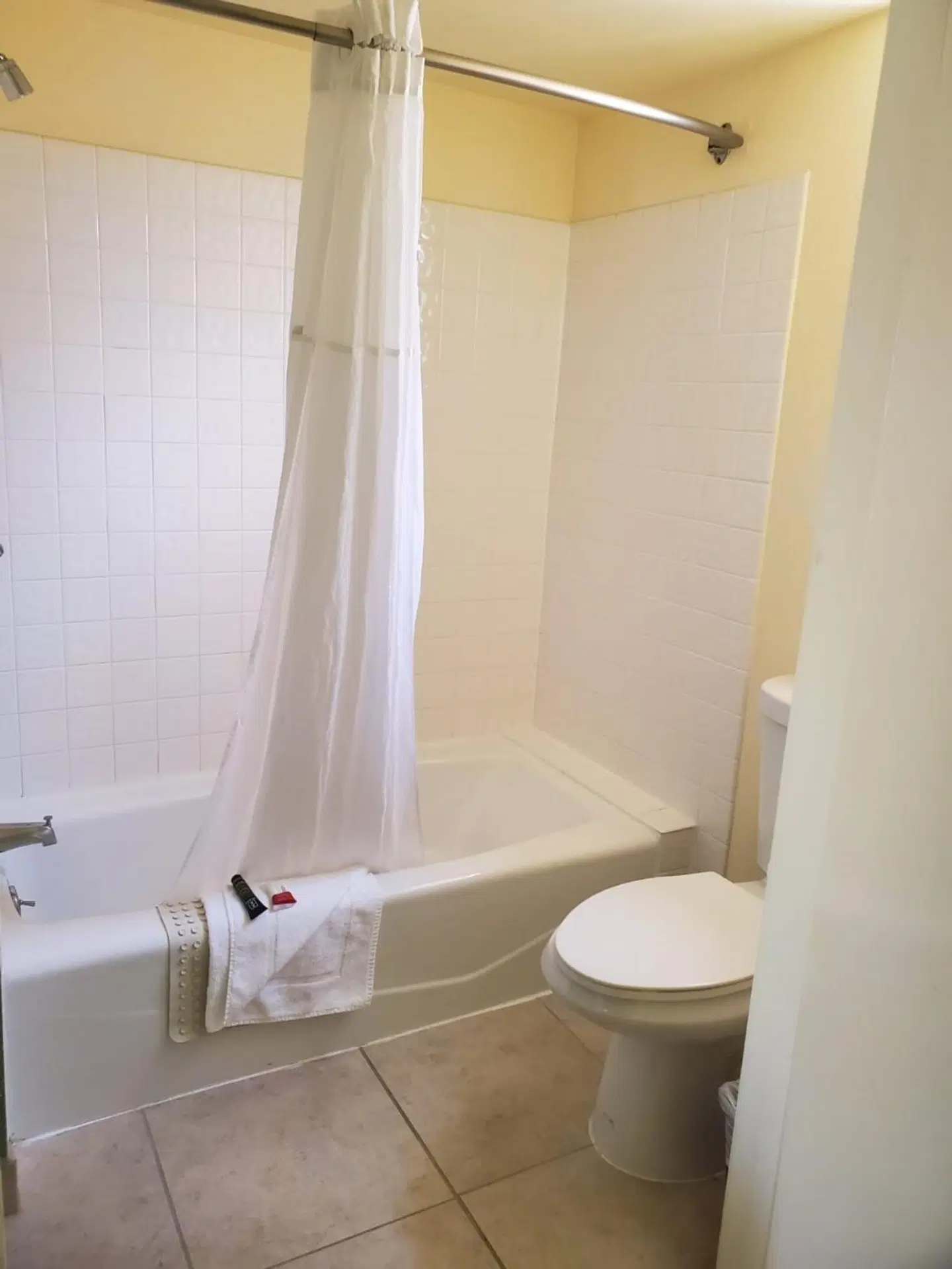 Mission Inn San Luis Obispo Badezimmer