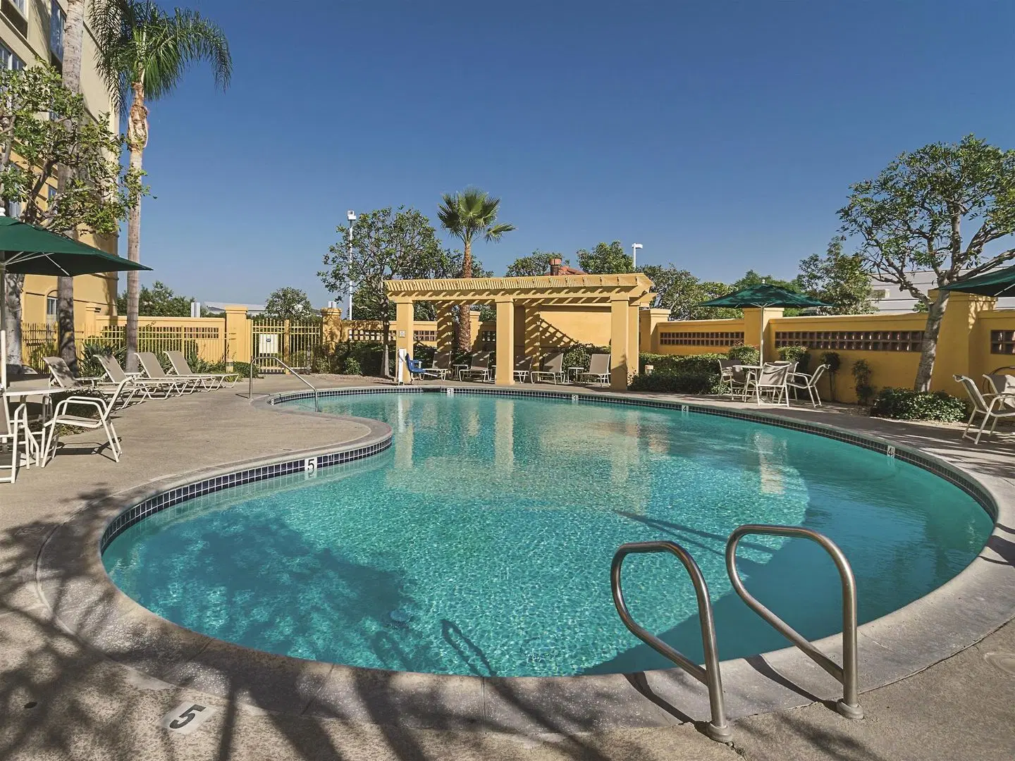 La Quinta Inn & Suites Ontario Airport OUTDOOR_POOL