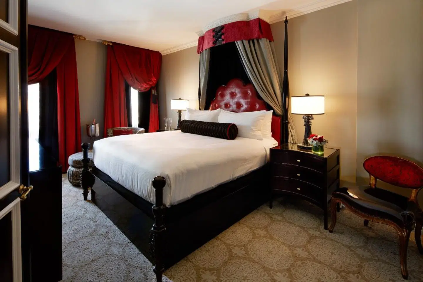 The Scarlet Huntington ROOM_EXAMPLE