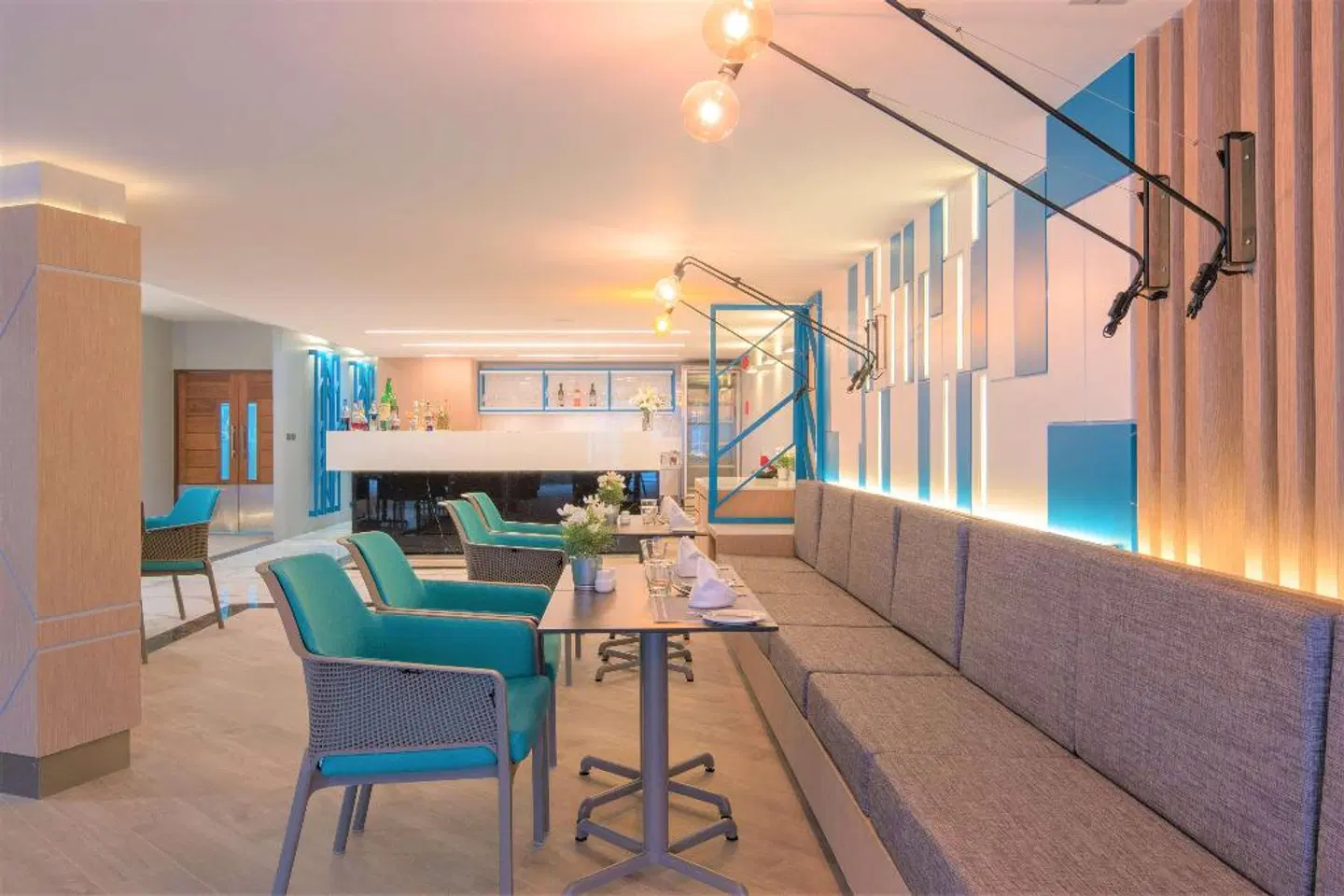 The Beachfront Hotel Phuket Hallenbad