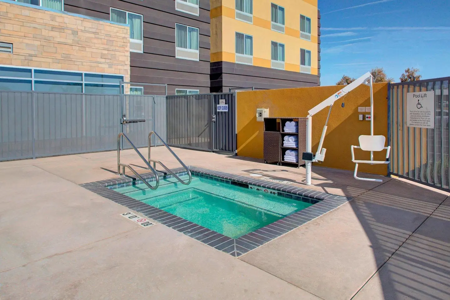 Fairfield Inn & Suites by Marriott Bakersfield North/Airport OUTDOOR_POOL
