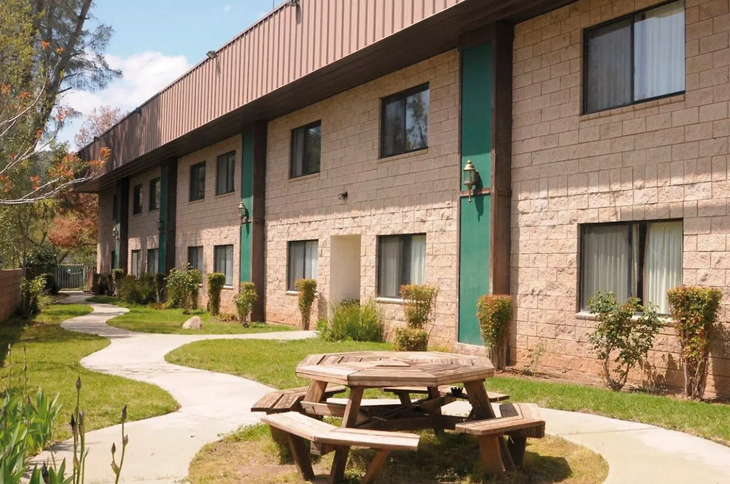 Yosemite Miners Inn EXTERIOR