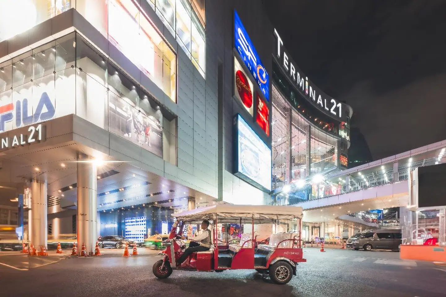 Mövenpick Hotel Sukhumvit 15 Bangkok EXTERIOR